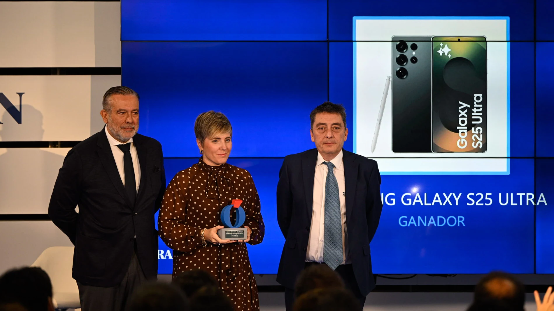 Laura Bárcena recogía el Premio a Mejor Smartphone del Año 2025