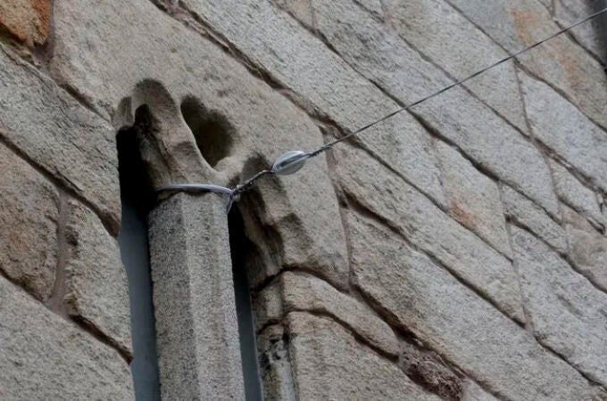 "Potencialmente peligroso": denuncian el anclaje de las luces de Navidad a las ventanas góticas de una iglesia de Coruña