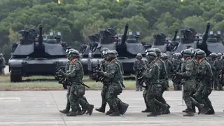 Taiwan Military Un grupo de soldados se desplaza durante la ceremonia de inauguración de los tanques de batalla principales M1A2T Abrams en el condado de Hsinchu, Taiwán