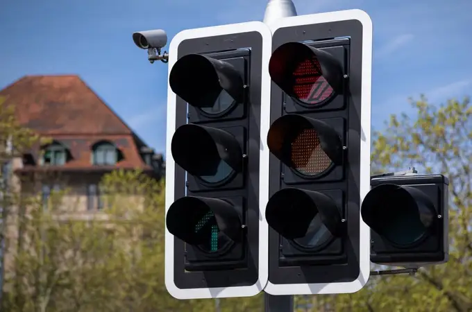 Un nuevo estudio demuestra que los semáforos necesitan un cuarto color: el blanco Un nuevo estudio demuestra que los semáforos necesitan un cuarto color: el blanco