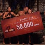 Rubén Torres, emocionado, recibe el cheque de 50.000 € de ganador de 'Supervivientes All Stars'
