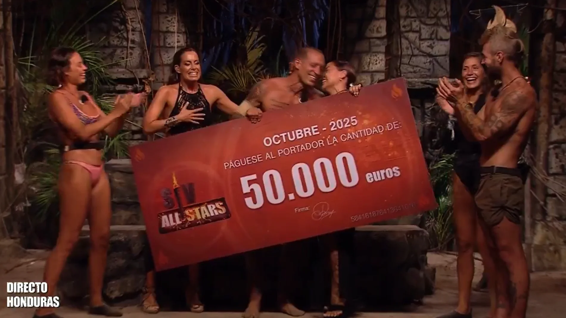 Rubén Torres, emocionado, recibe el cheque de 50.000 € de ganador de 'Supervivientes All Stars'