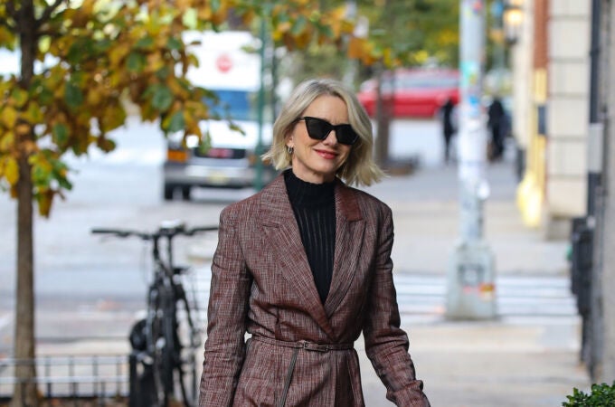 Naomi Watts con el look perfecto para ir a la oficina en noviembre.