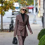 Naomi Watts con el look perfecto para ir a la oficina en noviembre.