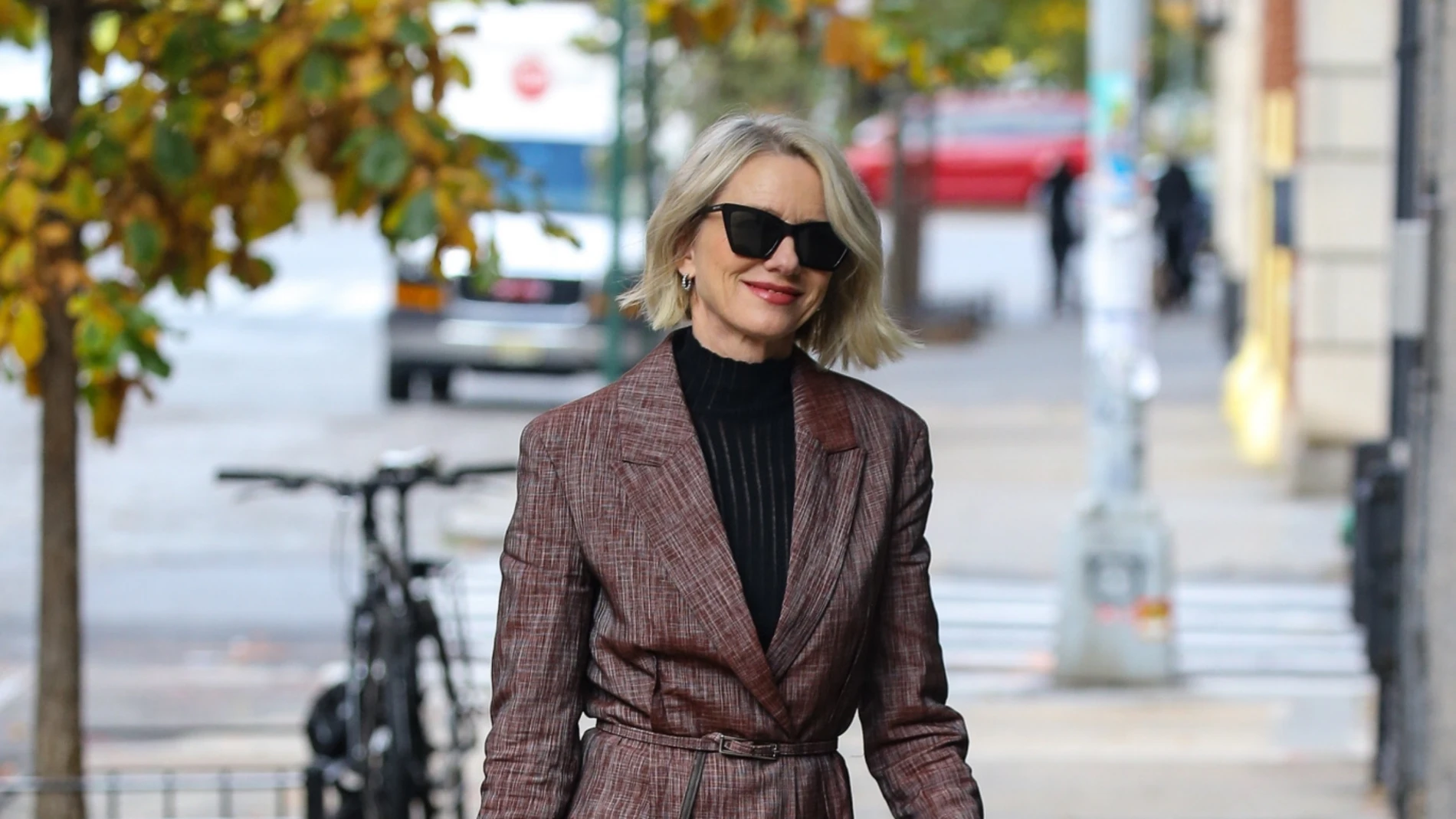 Naomi Watts con el look perfecto para ir a la oficina en noviembre.