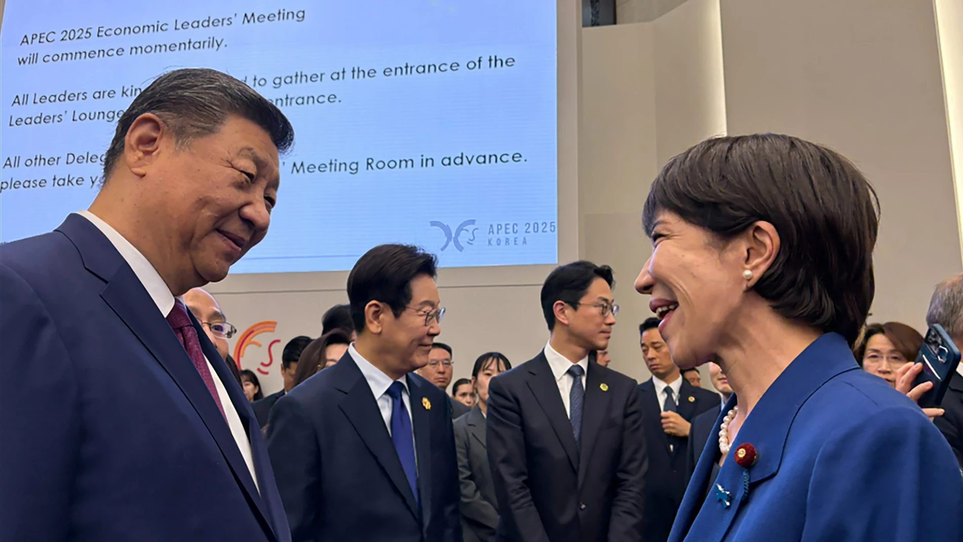 GYEONGJU (COREA DEL SUR) El presidente de China, Xi Jinping, y la primera ministra de Japón, Sanae Takaichi, conversan en el marco de la cumbre del Foro de Cooperación Económica Asia-Pacífico (APEC), que arrancó este viernes en Corea del Sur. EFE/Cuenta de la primera ministra de Japón Sana Takaichi en la red social X SOLO USO EDITORIAL/SOLO DISPONIBLE PARA ILUSTRAR LA NOTICIA QUE ACOMPAÑA (CRÉDITO OBLIGATORIO)