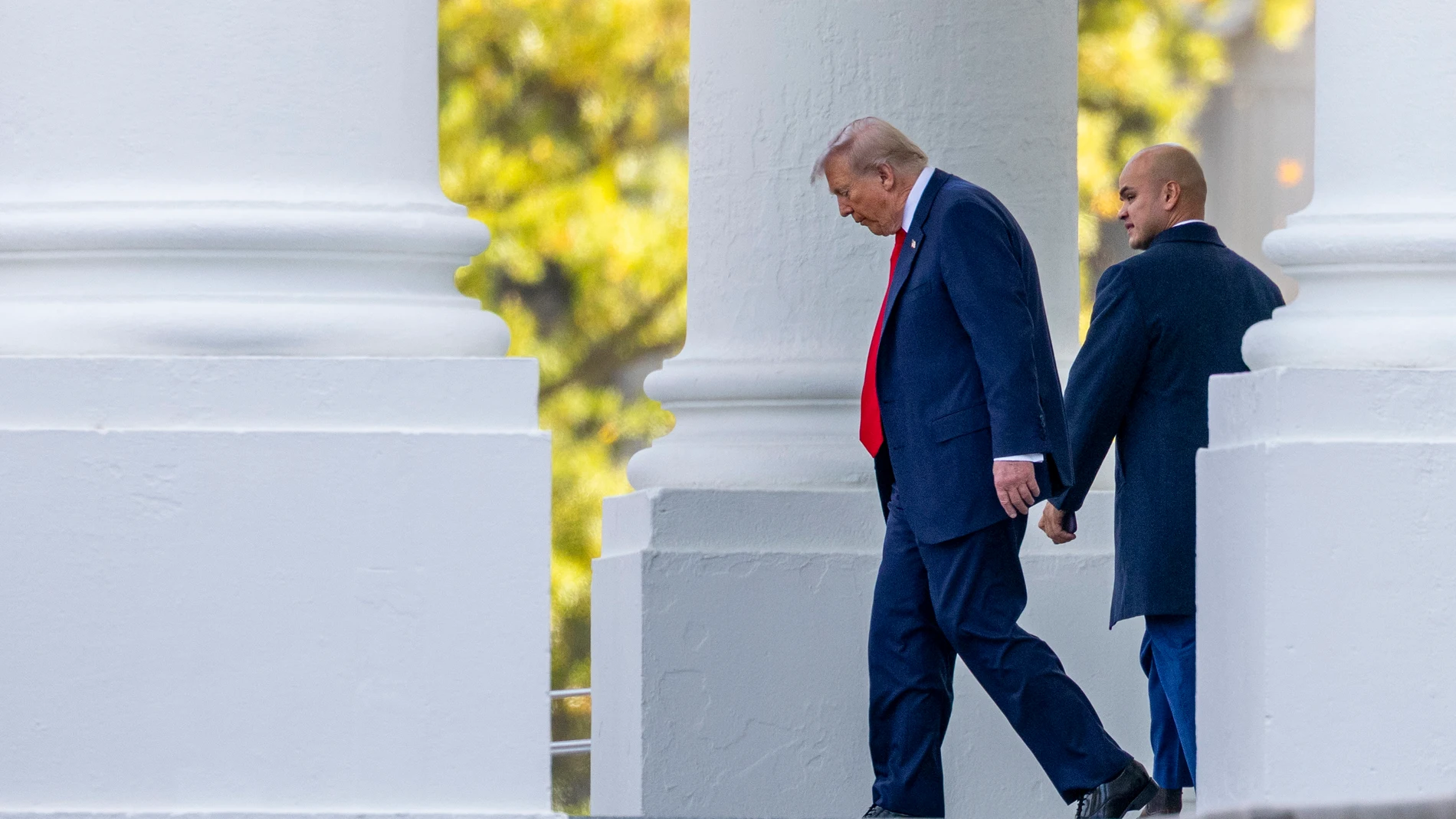 WASHINGTON (United States), 31/10/2025.- US President Donald Trump walks to his limo in the North Portico of the White House in Washington, DC, USA, 31 October 2025. President Trump is traveling to Florida for the weekend. EFE/EPA/SHAWN THEW / POOL