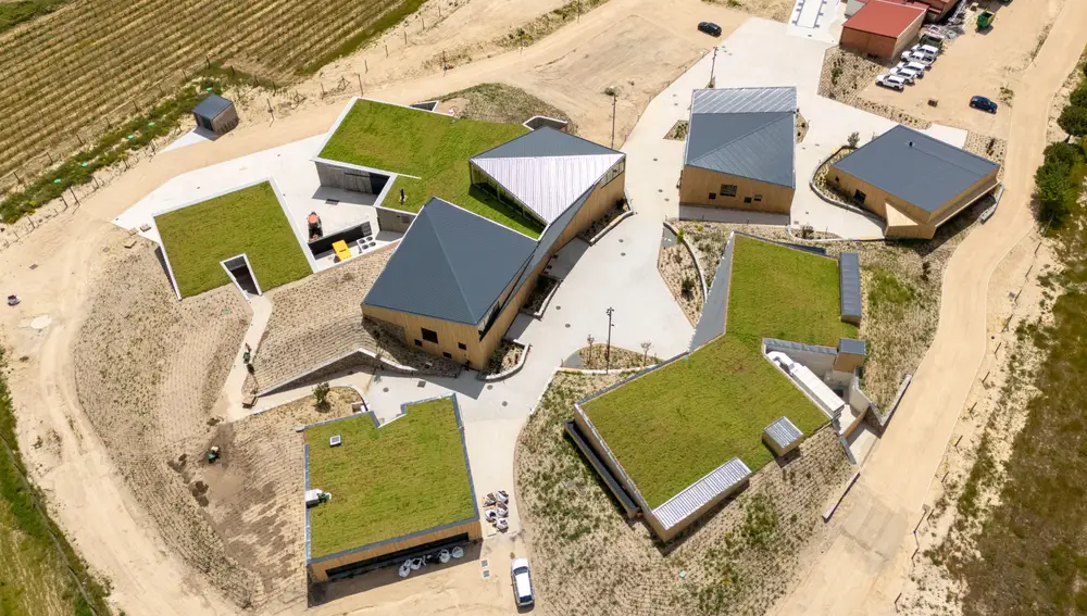 Los seis edificios de la Bodega Ossian que evocan a un pueblo castellano