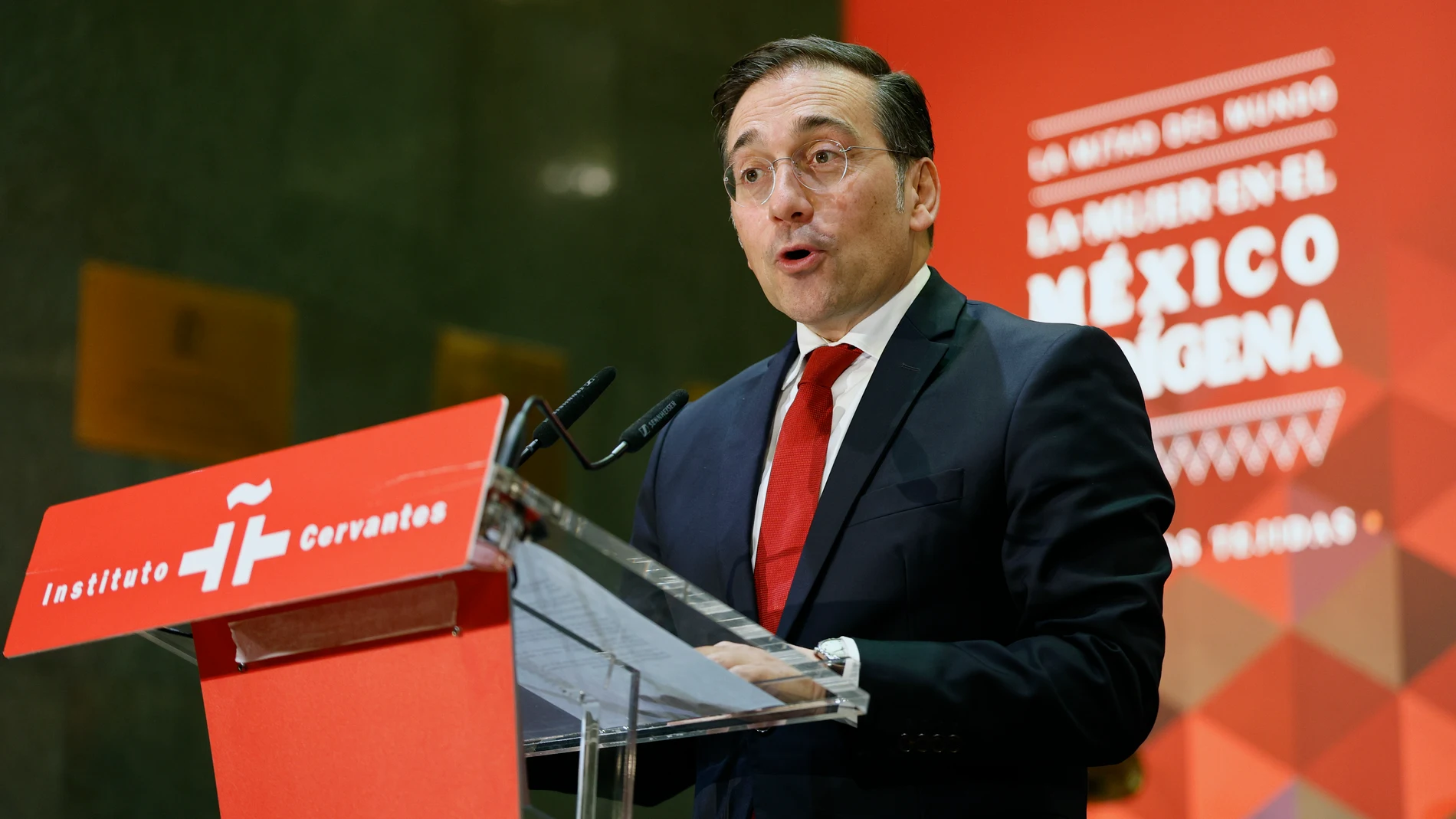 MADRID, 31/10/2025.- El ministro de Asuntos Exteriores, Unión Europea y Cooperación del Gobierno de España, José Manuel Albares, interviene en la inauguración de la exposición 'La mitad del mundo. La mujer en el México indígena' este viernes en Madrid. EFE/ Rodrigo Jimenez