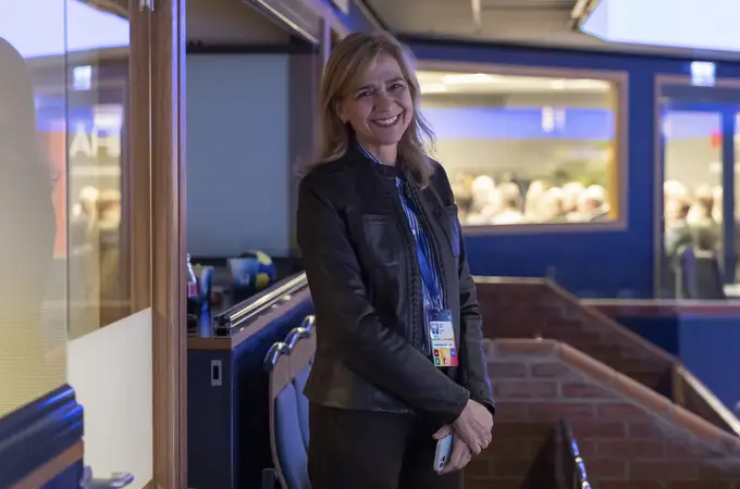 La Infanta Cristina confirma en Estocolmo que la cazadora de piel sigue siendo el básico del otoño La Infanta Cristina confirma en Estocolmo que la cazadora de piel sigue siendo el básico del otoño