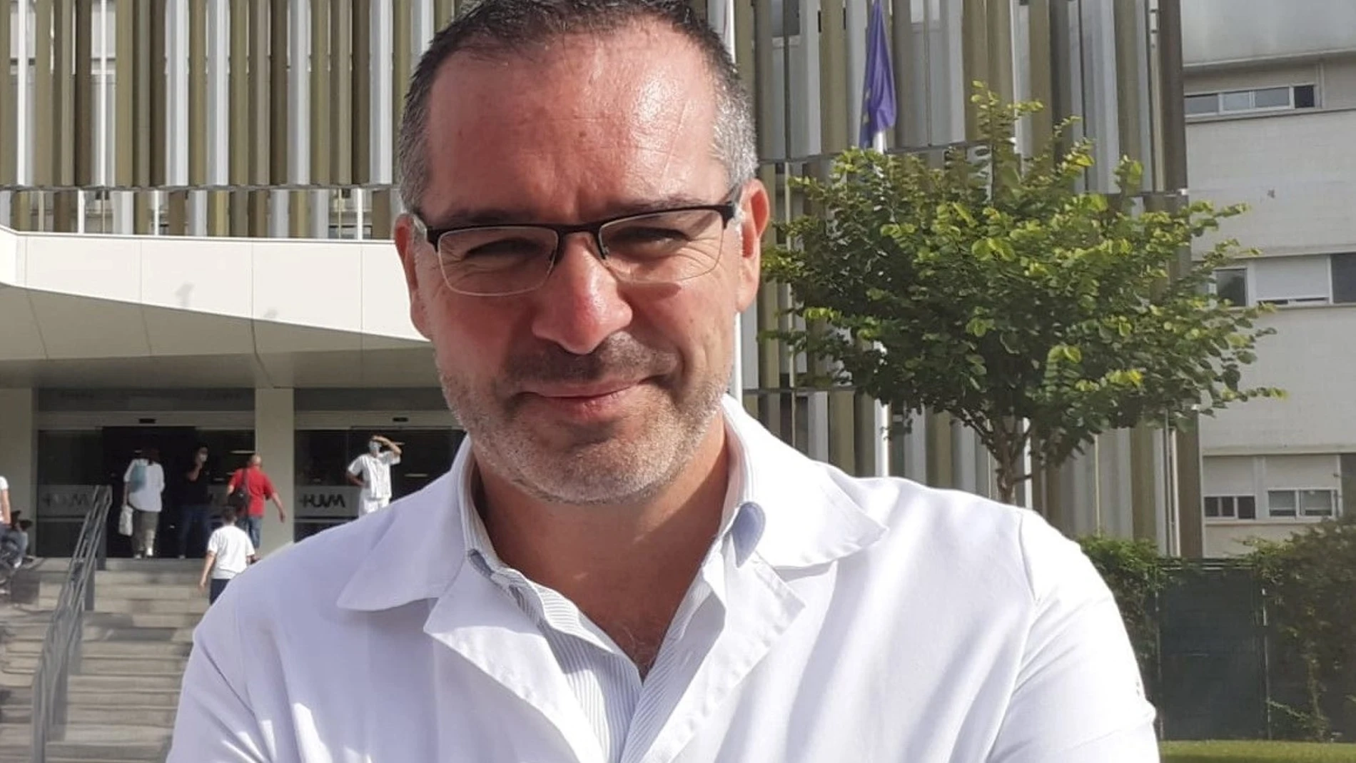 El jefe de Servicio de Oncología del Hospital Virgen Macarena y director de la investigación, Luis de la Cruz.