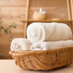 Una bióloga advierte de que una toalla mal lavada es "el ambiente perfecto para los microorganismos"