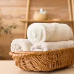 Una bióloga advierte de que una toalla mal lavada es "el ambiente perfecto para los microorganismos"