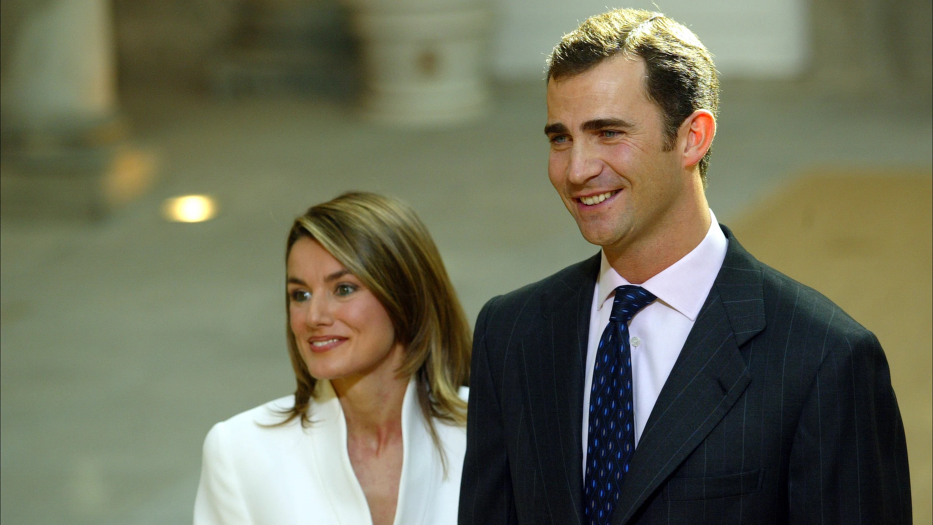 Porqué el traje blanco de Letizia en su pedida de mano con Felipe VI es un icono de estilo