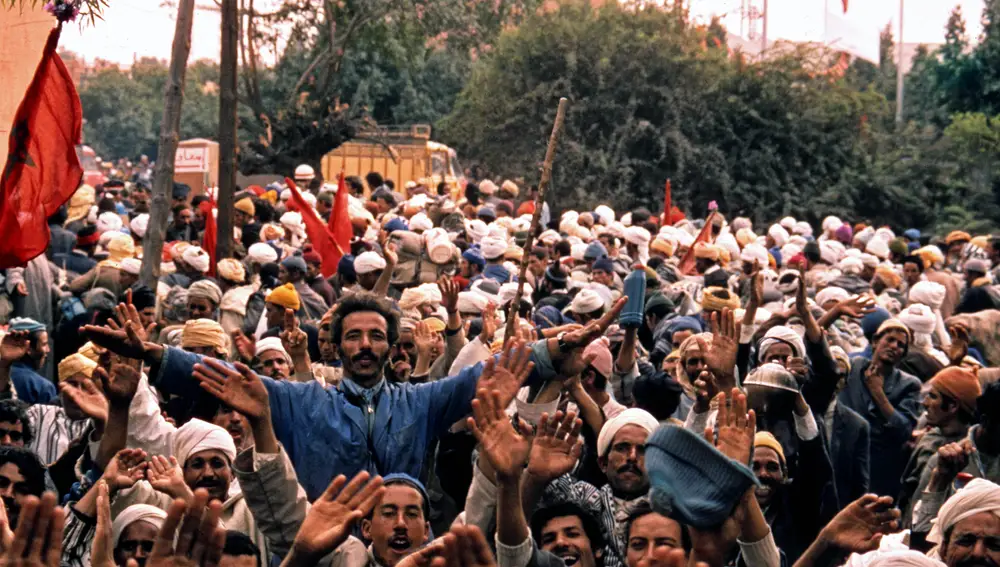 Ciudadanos marroquíes cruzan la frontera para ocupar el Sáhara español en la llamada 'Marcha Verde' instada por el rey de Marruecos, Hasán II, e iniciada el 6 de noviembre de 1975, en Marruecos.