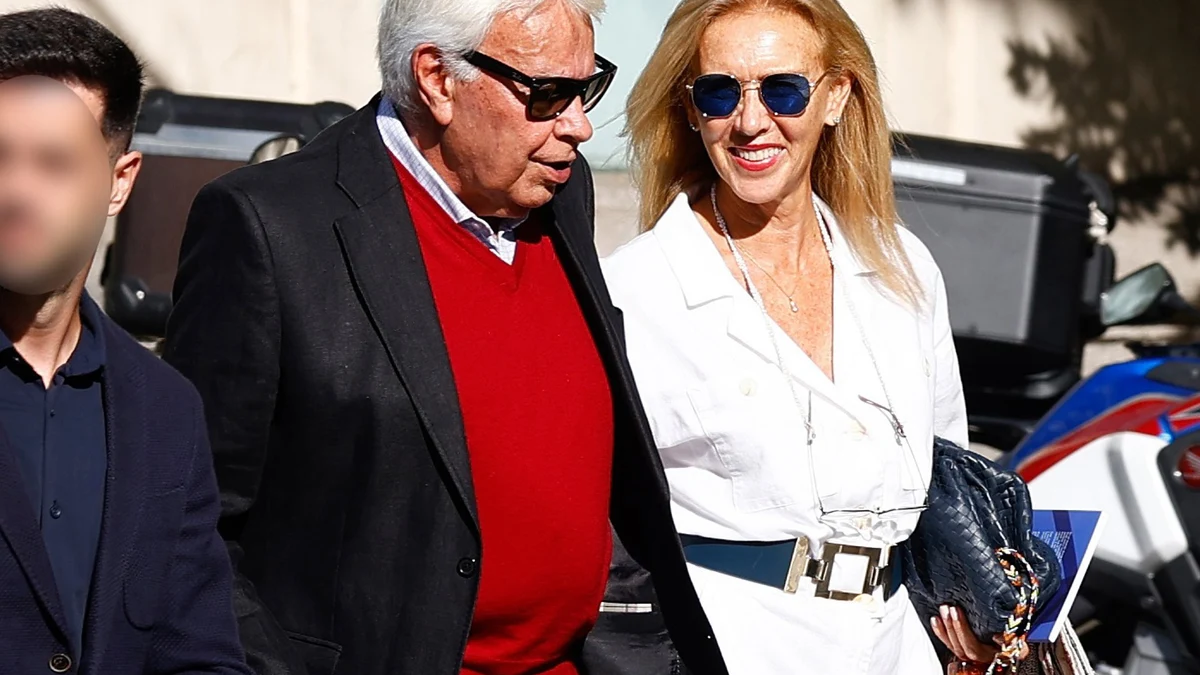 Felipe González disfruta de un discreto paseo junto a su mujer, Mar García Vaquero, por las calles de Madrid