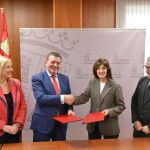 El consejero de la Presidencia, Luis Miguel González Gago, renueva el acuerdo con la alcaldesa de Valdeavellano de Tera, Laura Prieto