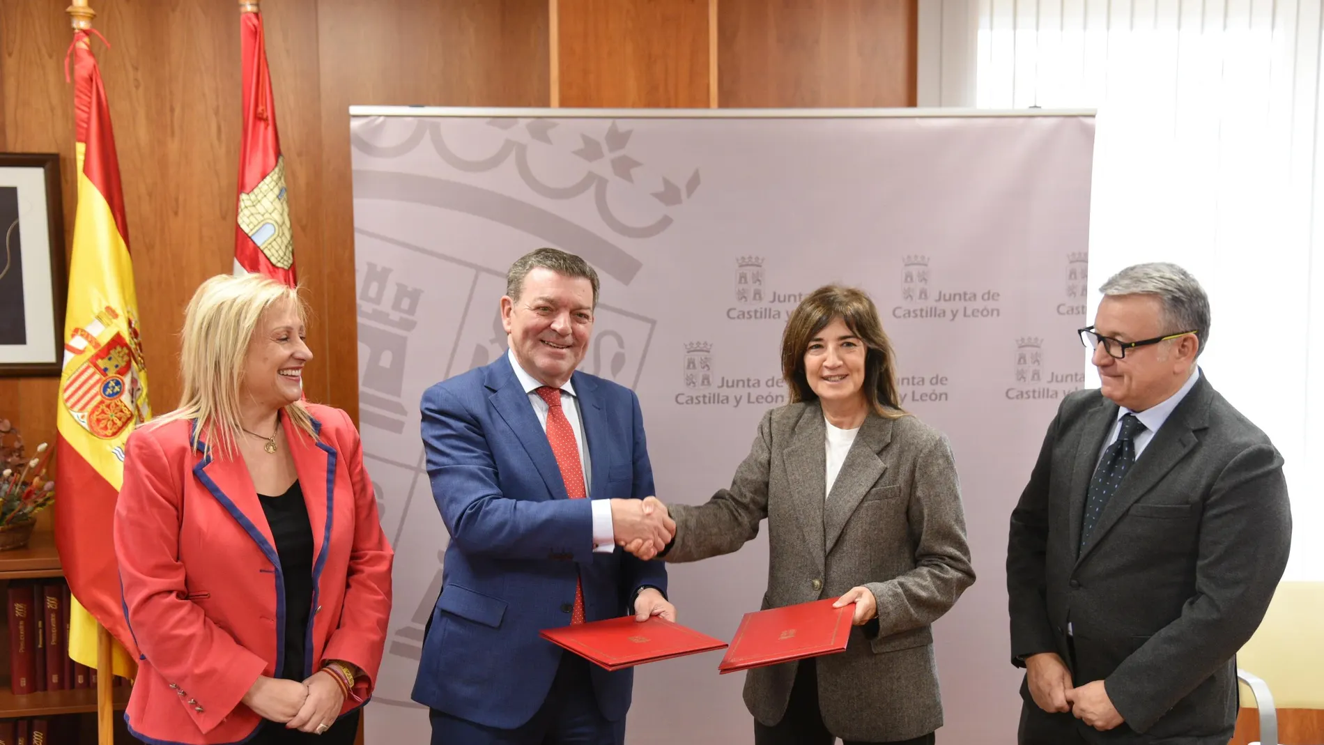 El consejero de la Presidencia, Luis Miguel González Gago, renueva el acuerdo con la alcaldesa de Valdeavellano de Tera, Laura Prieto