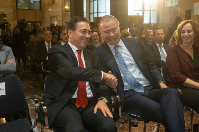 El ministro de Asuntos Exteriores, Unión Europea y Cooperación del Gobierno de España, José Manuel Albares (i), y el embajador de México en España, Quirino Ordaz (c), durante el acto de inauguración de la exposición 'La mitad del mundo. La mujer en el México indígena' este viernes en Madrid.  El ministro de Asuntos Exteriores, Unión Europea y Cooperación del Gobierno de España, José Manuel Albares (i), y el embajador de México en España, Quirino Ordaz (c), durante el acto de inauguración de la exposición 'La mitad del mundo. La mujer en el México indígena' este viernes en Madrid.