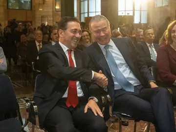 El ministro de Asuntos Exteriores, Unión Europea y Cooperación del Gobierno de España, José Manuel Albares (i), y el embajador de México en España, Quirino Ordaz (c), durante el acto de inauguración de la exposición 'La mitad del mundo. La mujer en el México indígena' este viernes en Madrid. El ministro de Asuntos Exteriores, Unión Europea y Cooperación del Gobierno de España, José Manuel Albares (i), y el embajador de México en España, Quirino Ordaz (c), durante el acto de inauguración de la exposición 'La mitad del mundo. La mujer en el México indígena' este viernes en Madrid.