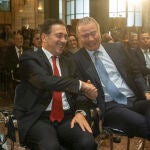 El ministro de Asuntos Exteriores, Uni&oacute;n Europea y Cooperaci&oacute;n del Gobierno de Espa&ntilde;a, Jos&eacute; Manuel Albares (i), y el embajador de M&eacute;xico en Espa&ntilde;a, Quirino Ordaz (c), durante el acto de inauguraci&oacute;n de la exposici&oacute;n 'La mitad del mundo. La mujer en el M&eacute;xico ind&iacute;gena' este viernes en Madrid. 