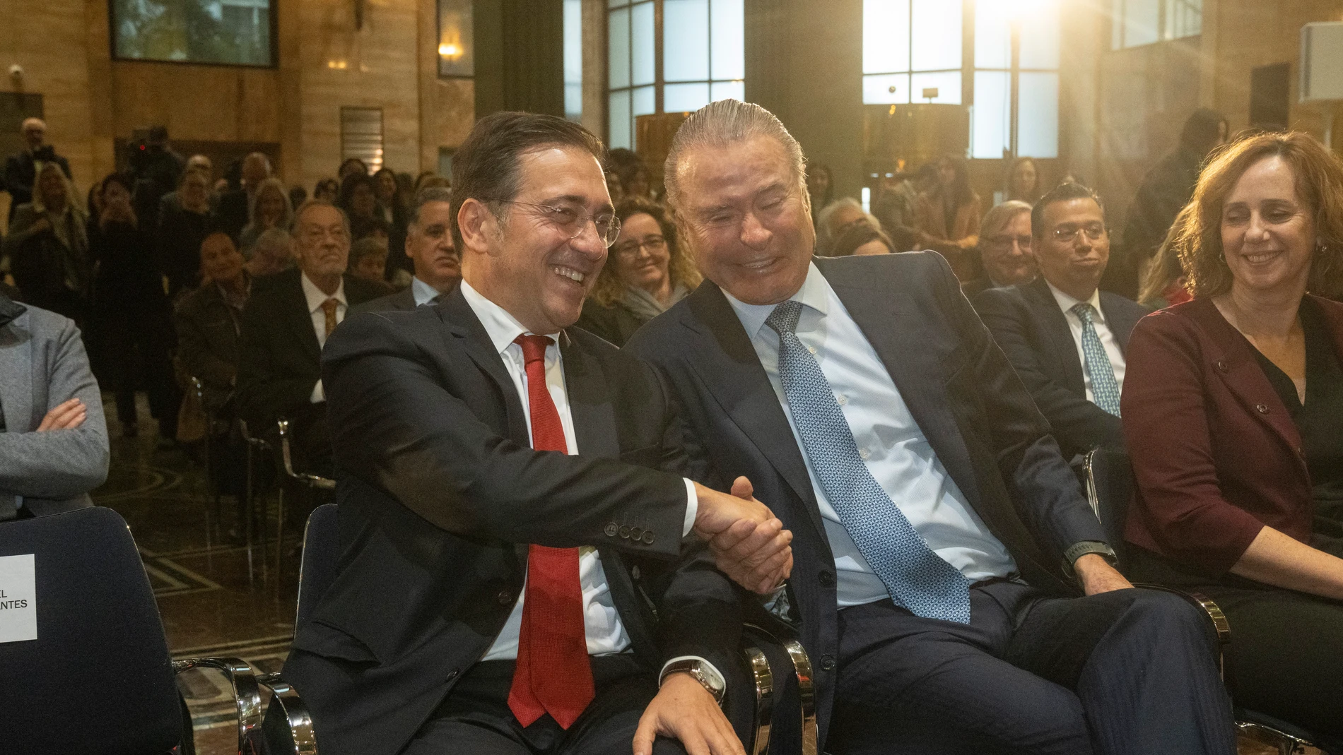 El ministro de Asuntos Exteriores, Unión Europea y Cooperación del Gobierno de España, José Manuel Albares (i), y el embajador de México en España, Quirino Ordaz (c), durante el acto de inauguración de la exposición 'La mitad del mundo. La mujer en el México indígena' este viernes en Madrid.