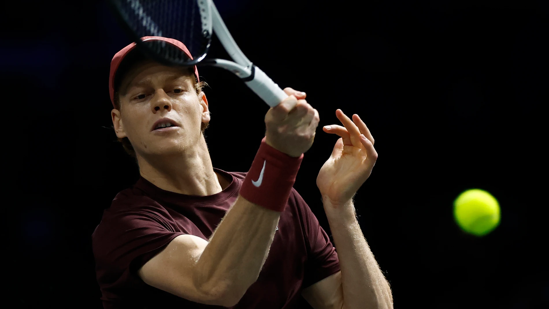 NANTERRE (France), 01/11/2025.- Jannik Sinner of Italy in action during his semifinal match against Alexander Zverev of Germany at the ATP Paris Masters tennis tournament in Nanterre, outside Paris, France, 01 November 2025. (Tenis, Francia, Alemania, Italia) EFE/EPA/YOAN VALAT