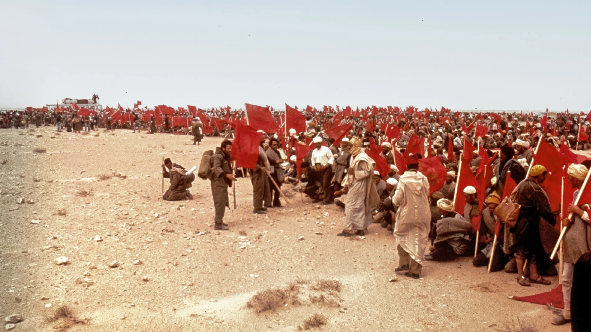 Vista de la invasión por parte de Marruecos del territorio español de Sáhara Occidental tras el proceso de abandono por parte de la potencia colonizadora del mismo.