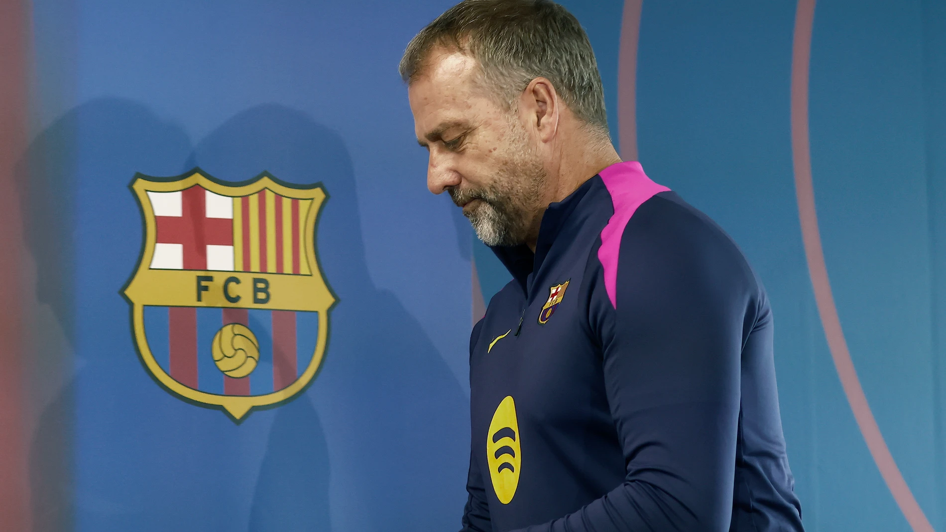 SANT JOAN DESPÍ (BARCELONA), 01/11/2025.- El entrenador del FC Barcelona, Hansi Flick, durante la rueda de prensa después del entrenamiento de la plantilla azulgrana en la Ciudad Deportiva Joan Gamper. EFE/ Andreu Dalmau