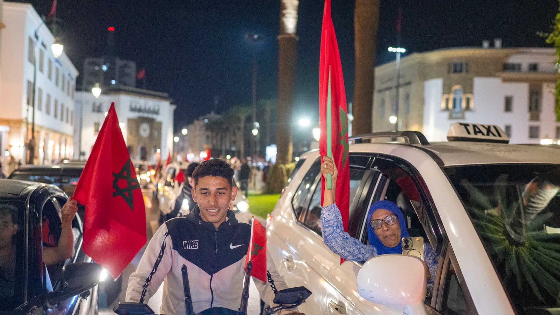 RABAT (Morocco), 01/11/2025.- People wave flags and celebrate on a street in Rabat, Morocco, 31 October 2025. Moroccans celebrated after the UN Security Council endorsed Morocco’s autonomy plan for Western Sahara, calling it 'perhaps the most viable' solution to the long-standing dispute and urging all parties to engage in negotiations based on the plan. (Marruecos, Sáhara Occidental) EFE/EPA/JALAL MORCHIDI