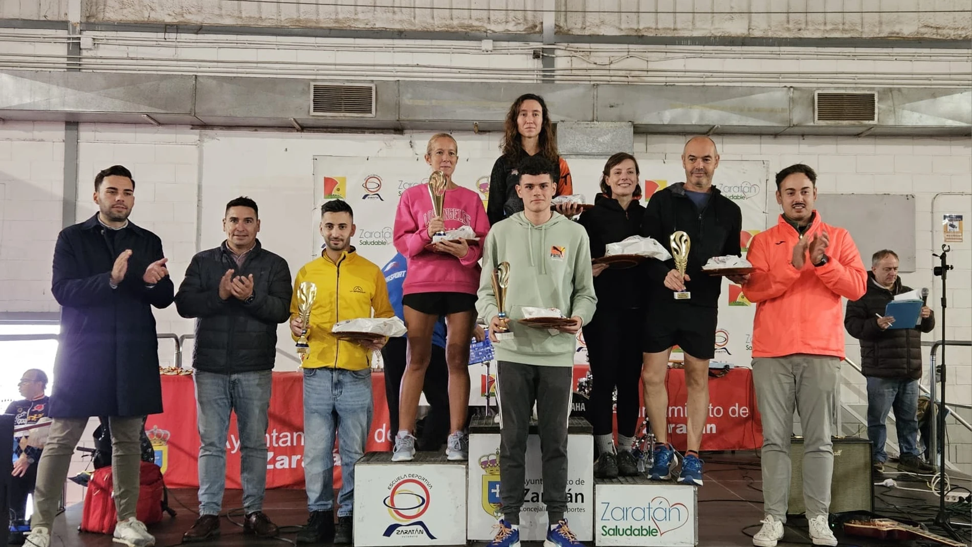 El alcalde de Zaratán, Roberto Migallón, entrega los trofeos a los ganadores