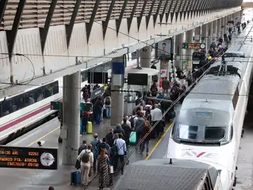 Renfe reanuda los trenes de Media Distancia entre Cádiz y Sevilla tras el temporal, aunque advierte de "retrasos" Renfe reanuda los trenes de Media Distancia entre Cádiz y Sevilla tras el temporal, aunque advierte de "retrasos"