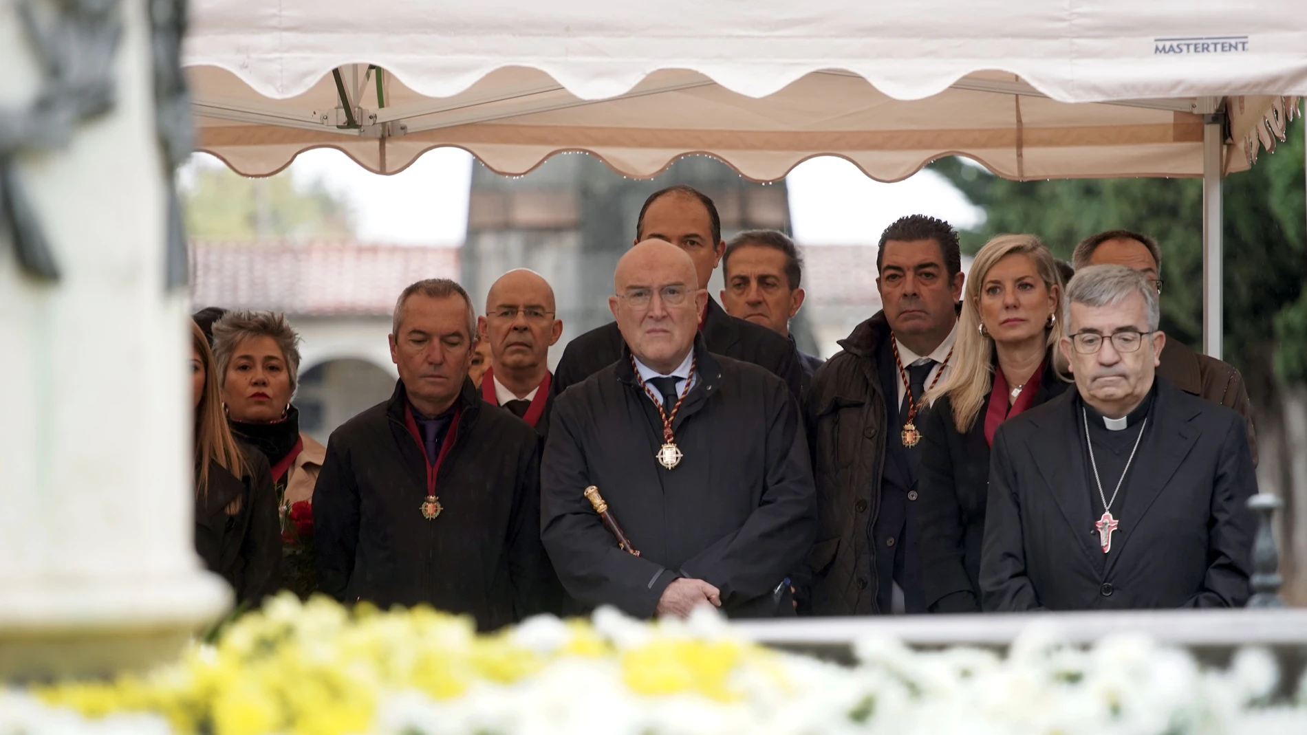 El alcalde de Valladolid, Jesús Julio Carnero, junto a parte de su equipo de gobierno y el Arzobispo Luis Argüello, durante la visita al cementerio de El Carmen