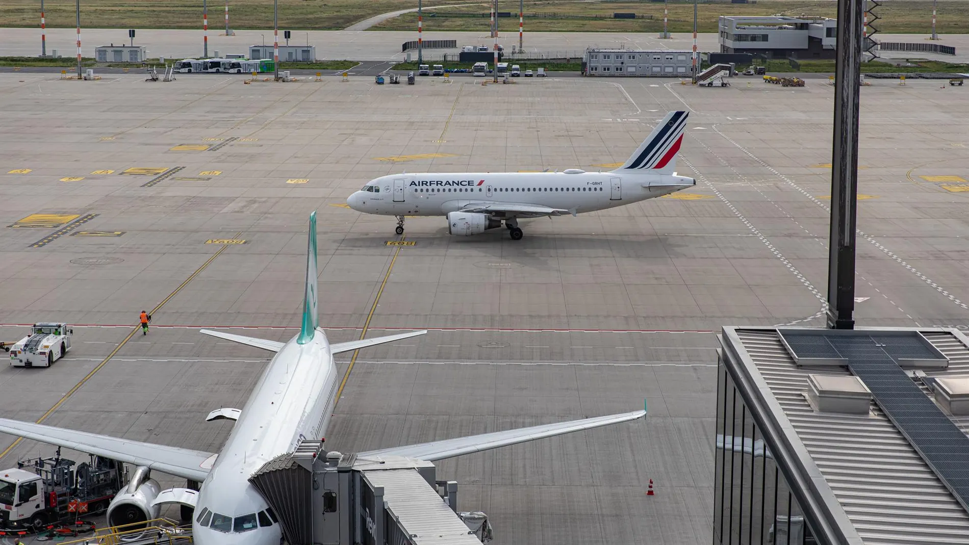 Alemania.- El aeropuerto de Berlín suspende parte de su actividad durante dos horas por la presencia de un dron