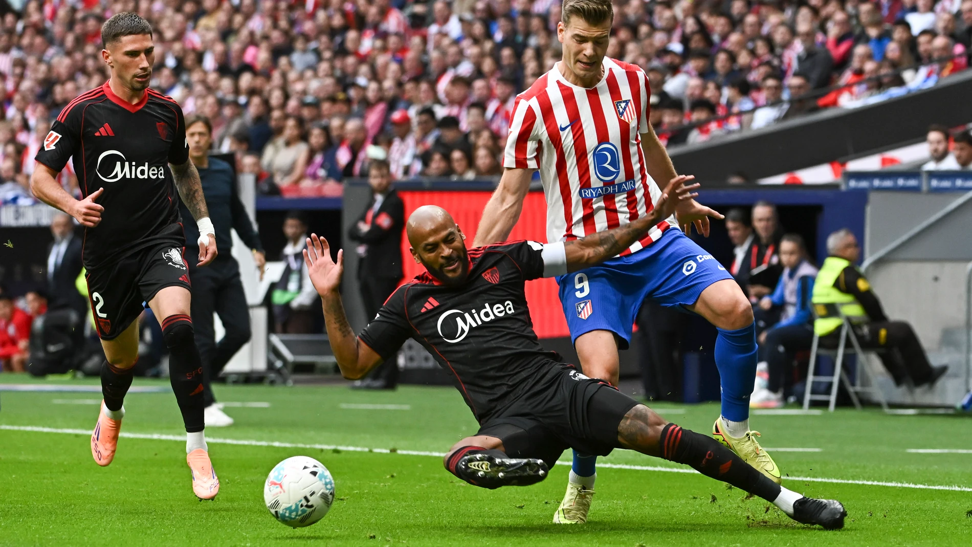 MADRID, 01/11/2025.- El defensa brasileño del Sevilla Marcao do Nascimento (debajo) pelea un balón con el delantero noruego del Atlético de Madrid Alexander Sorloth durante partido de LaLiga entre el Atlético de Madrid y el Sevilla, este sábado en el estadio Metropolitano. EFE/ Fernando Villar