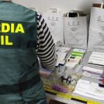 Un agente de la Guardia Civil con medicamentos incautados dentro de la operación 'Grecofar'.
