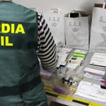 Un agente de la Guardia Civil con medicamentos incautados dentro de la operación 'Grecofar'.