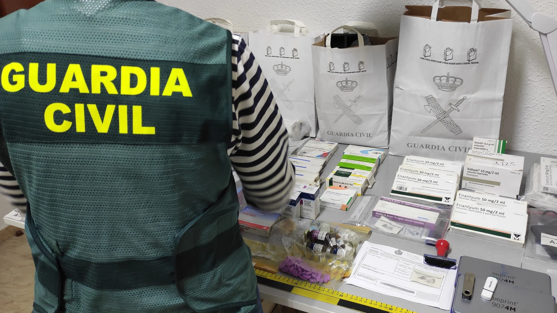 Un agente de la Guardia Civil con medicamentos incautados dentro de la operación 'Grecofar'. REMITIDA / HANDOUT por Guardia Civil Fotografía remitida a medios de comunicación exclusivamente para ilustrar la noticia a la que hace referencia la imagen, y citando la procedencia de la imagen en la firma 01/11/2025