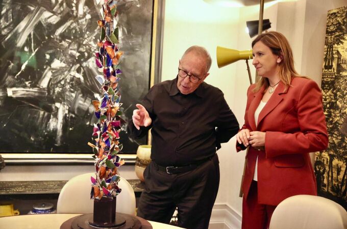 Manolo Valdés muestra a la alcaldesa la pieza que presidirá el Espai Valdés Manolo Valdés muestra a la alcaldesa la pieza que presidirá el Espai Valdés