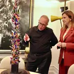 Manolo Valdés muestra a la alcaldesa la pieza que presidirá el Espai Valdés