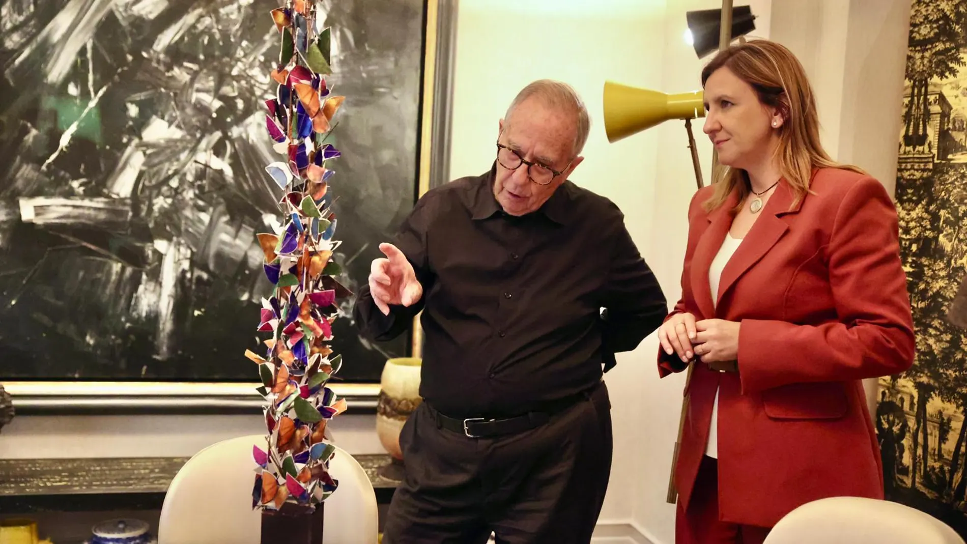 Manolo Valdés muestra a la alcaldesa la pieza que presidirá el Espai Valdés