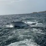 Sucesos.- Rescatan a tres tripulantes tras el vuelco de su embarcación por un golpe de mar en Corcubión (A Coruña)