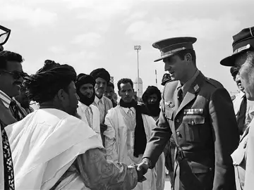 Juan Carlos de Borbón, Príncipe de España, se despide de las autoridades y los oficiales del ejército en el Aeropuerto Internacional de El Aaiún, poniendo fin a su visita como Jefe de Estado en Funciones Juan Carlos de Borbón, Príncipe de España, se despide de las autoridades y los oficiales del ejército en el Aeropuerto Internacional de El Aaiún, poniendo fin a su visita como Jefe de Estado en Funciones