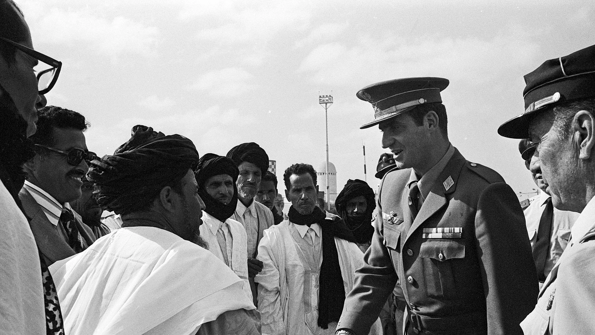 Juan Carlos de Borbón, Príncipe de España, se despide de las autoridades y los oficiales del ejército en el Aeropuerto Internacional de El Aaiún, poniendo fin a su visita como Jefe de Estado en Funciones