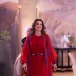 Rania de Jordania con look en rojo.