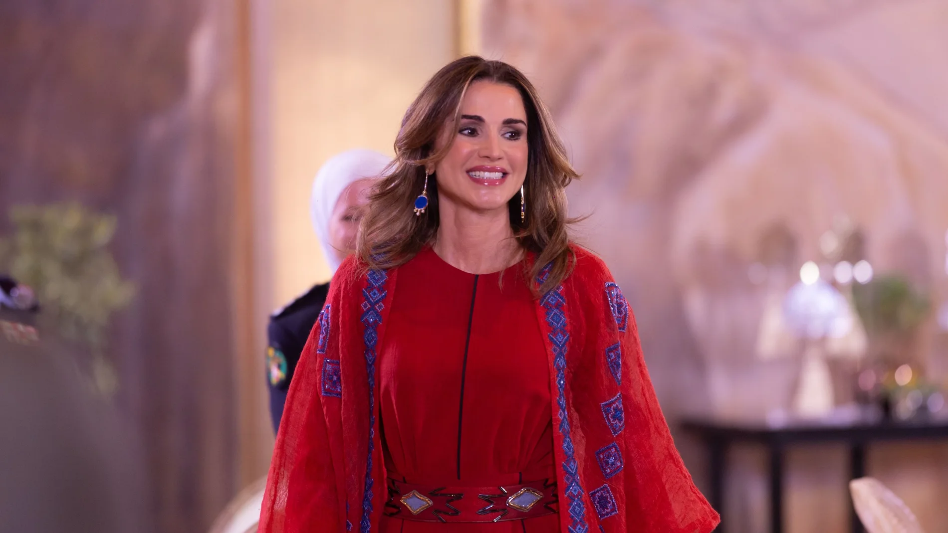 Rania de Jordania con look en rojo.