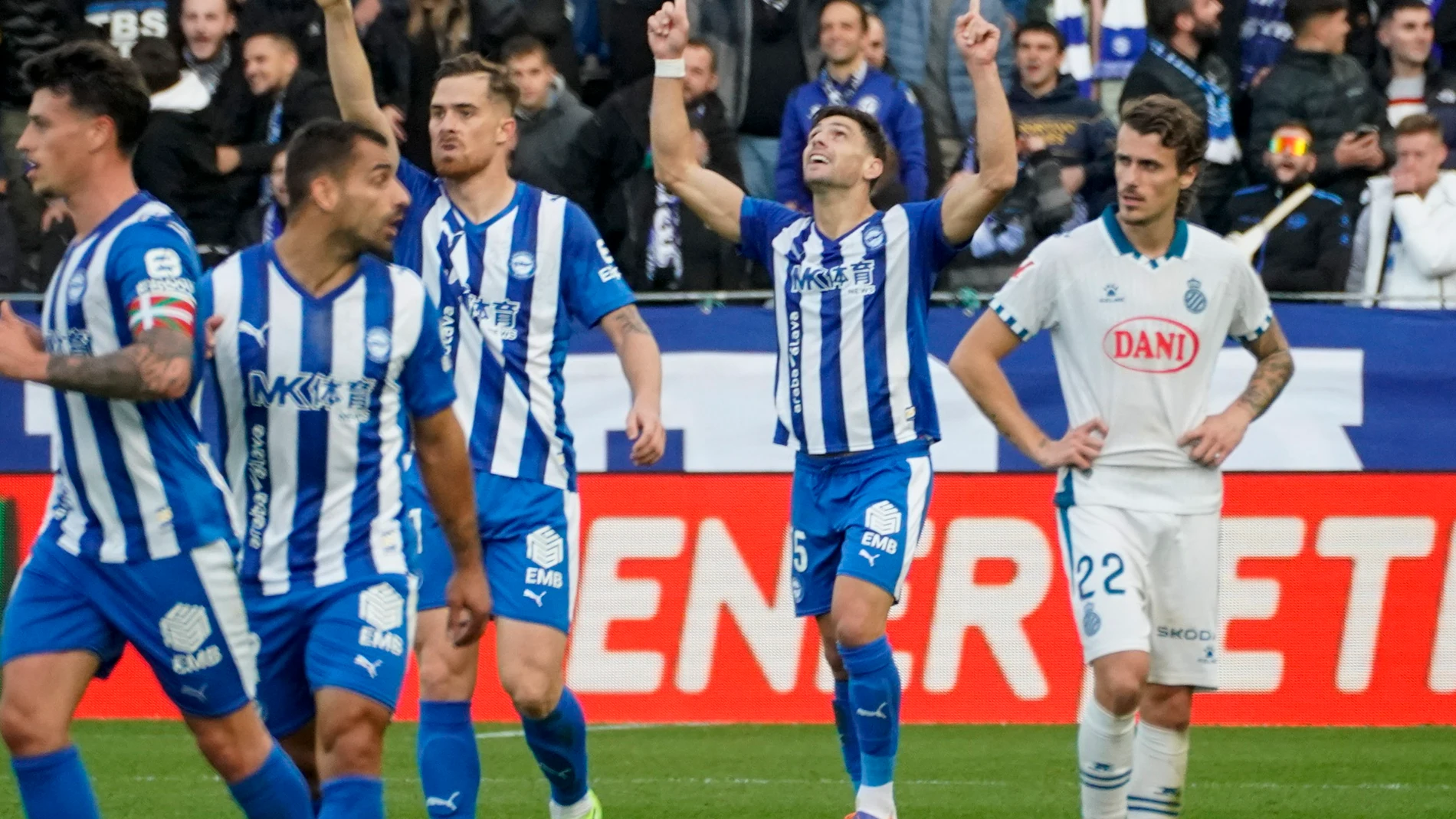 VITORIA , 02/11/2025.- El delantero argentino del Alavés Lucas Boyé (2d) celebra el segundo gol del equipo en el partido de LaLiga entre el Alavés y el Espanyol disputado este domingo en el estadio de Mendizorrotza. EFE / L. Rico