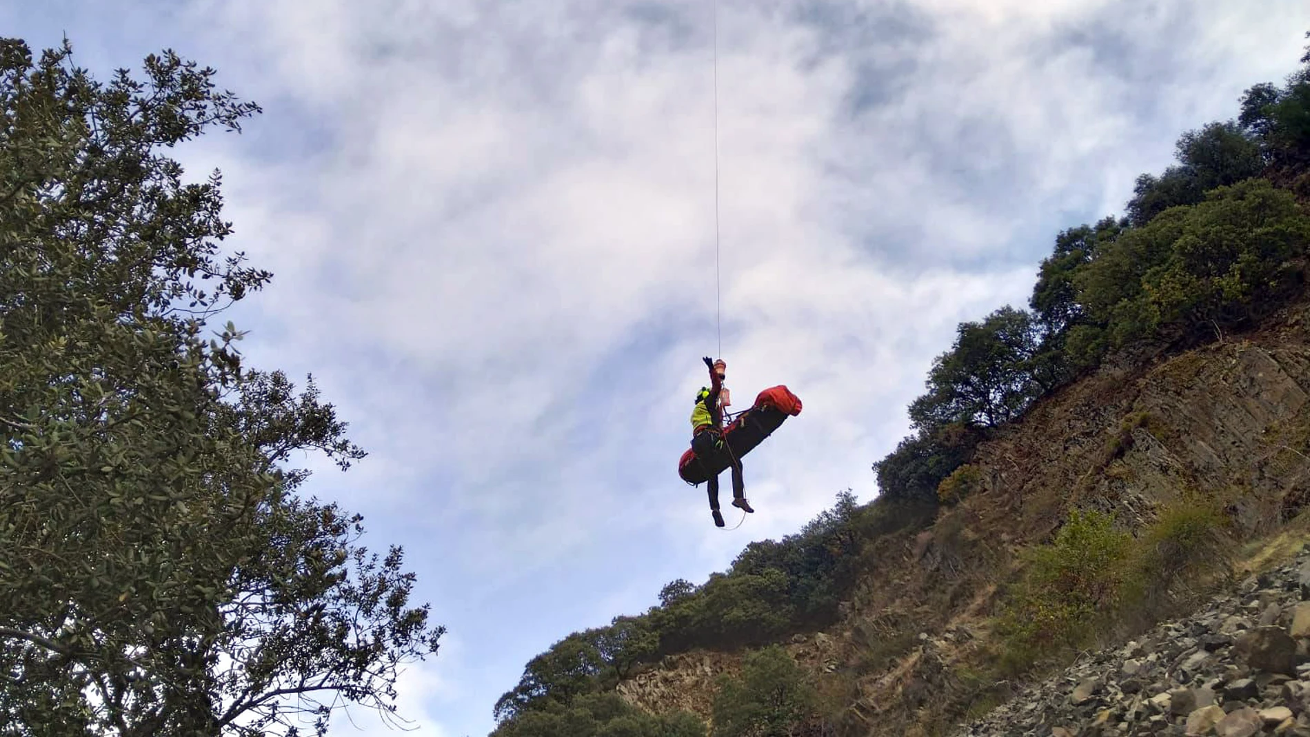 Fallece un corredor al caer por un barranco de unos 20 metros en el monte Pajariel de Ponferrada