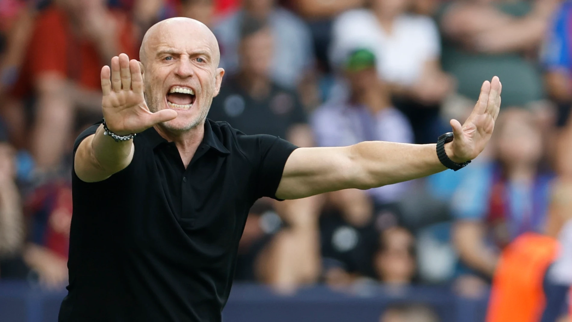 VALENCIA, 02/11/2025.- El entrenador del Levante, Julián Calero, durante el partido ante el Celta correspondiente a la undécima jornada de LaLiga EA Sports disputado este domingo en el Ciutat de València. EFE/ Ana Escobar