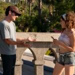 El pobre Dylan, novio de Maia, parece la única persona sensata y cabal de este desaguisado